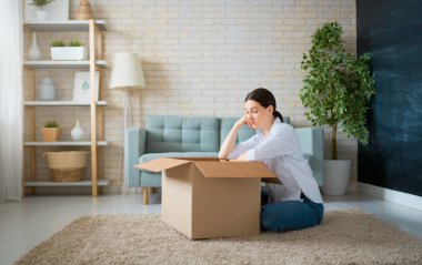 Güzel genç bir kadın elinde karton bir kutu tutuyor.. 