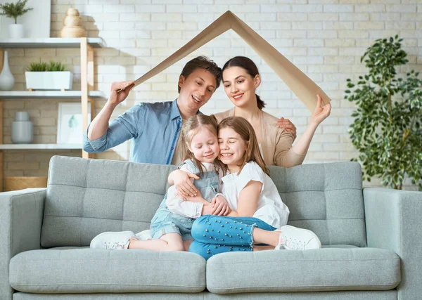 Mutter Vater Und Kinder Mädchen Raum Mit Einem Symbol Des — Stockfoto