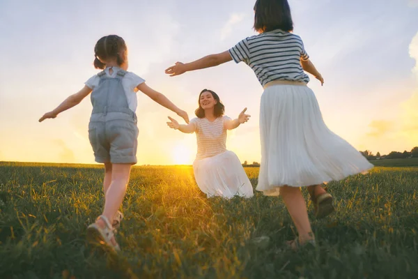 Familia Feliz Paseo Verano Madre Hijas Caminando Parque Disfrutando Hermosa — Foto de Stock
