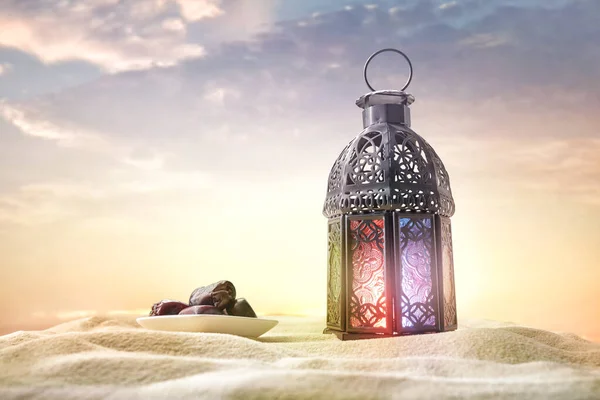 Украшенный Арабский Фонарь Горящей Свечой Светящейся Песке Праздничная Открытка Приглашение — стоковое фото