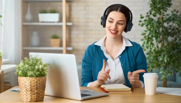 Gelukkig Casual Mooi Vrouw Werken Een Laptop Thuis — Stockfoto