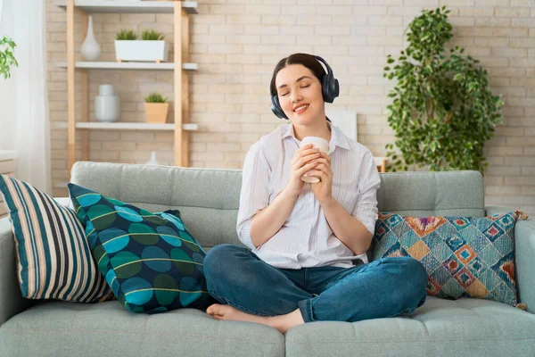 Veselá Mladá Žena Poslouchá Hudbu Sluchátkách Sedících Pohovce Pokoji Doma — Stock fotografie