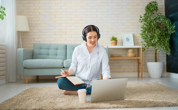 Glücklich Lässige Schöne Frau Die Hause Laptop Arbeitet — Stockfoto