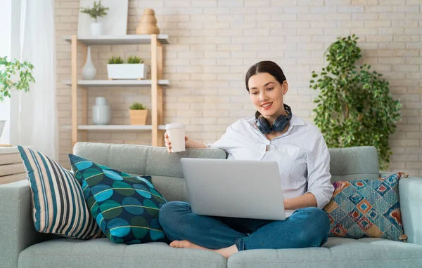 Felice Donna Bella Casuale Che Lavora Computer Portatile Casa — Foto Stock