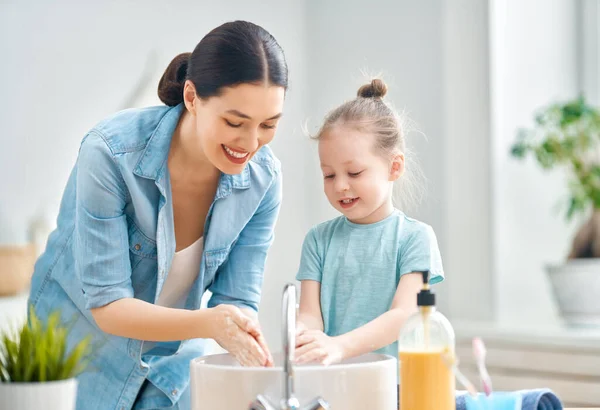 Una Linda Niña Madre Lavan Las Manos Protección Contra Infecciones — Foto de Stock