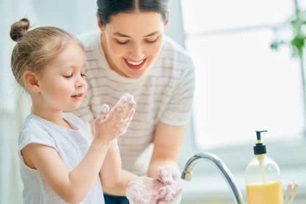 かわいい女の子と母親が手を洗っている 感染やウイルスからの保護 — ストック写真