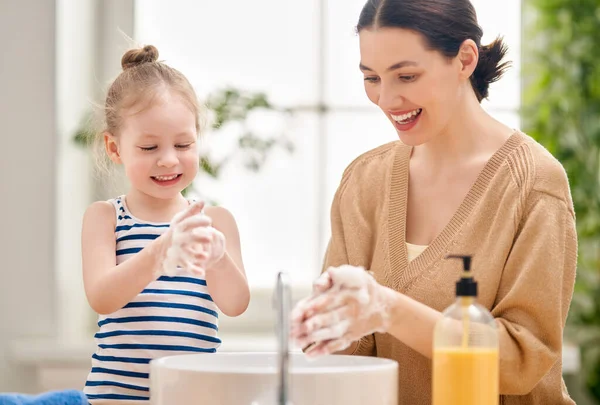 Una Linda Niña Madre Lavan Las Manos Protección Contra Infecciones — Foto de Stock