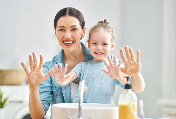 Une Jolie Petite Fille Mère Lavent Les Mains Protection Contre — Photo