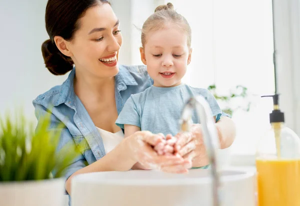 Söt Liten Flicka Och Hennes Mamma Tvättar Händerna Skydd Mot — Stockfoto