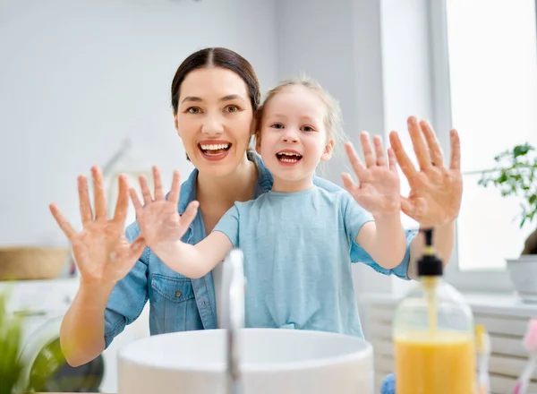 Una Linda Niña Madre Lavan Las Manos Protección Contra Infecciones — Foto de Stock