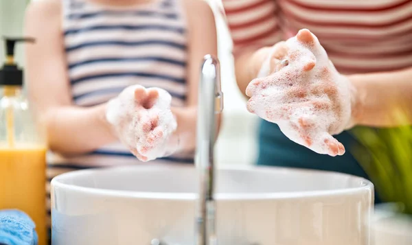 Kind Volwassene Wassen Hun Handen Bescherming Tegen Infecties Virussen Sluiten — Stockfoto