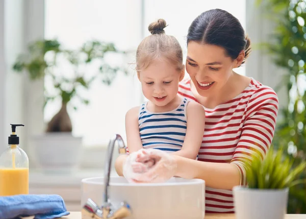 Ein Süßes Kleines Mädchen Und Ihre Mutter Waschen Sich Die — Stockfoto