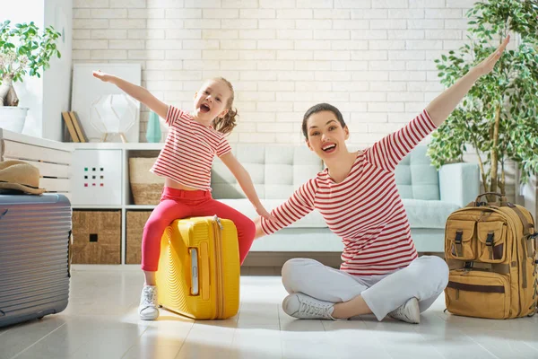 Avontuur Voorbereiden Reis Gelukkige Familie Moeder Dochter Zijn Koffers Voor — Stockfoto