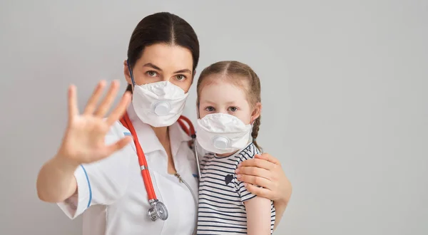 Dokter Kind Dragen Gezichtsmaskers Tijdens Coronavirus Griepuitbraak Virus Ziektebescherming Thuisonderwijs — Stockfoto