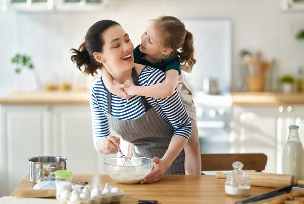 Glücklich Liebende Familie Bereiten Gemeinsam Backwaren Mutter Und Tochter Kochen — Stockfoto