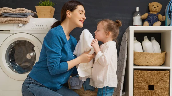 Mooie Jonge Vrouw Kind Meisje Kleine Helper Hebben Plezier Glimlachen — Stockfoto