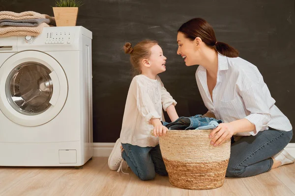 Mooie Jonge Vrouw Kind Meisje Kleine Helper Hebben Plezier Glimlachen — Stockfoto