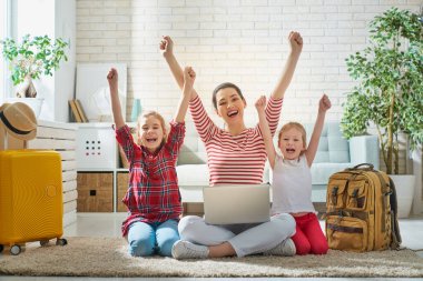 Bir maceraya git! Mutlu bir aile yolculuk için hazırlanıyor. Anne ve kızı bavul seyahat için ambalaj.                               