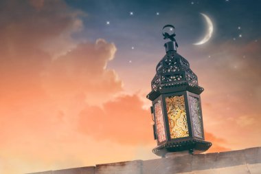 Gece parlayan yanan mumlu süs Arap feneri. Kutlama kartı, Müslüman kutsal ayı için davetiye Ramazan Kareem.