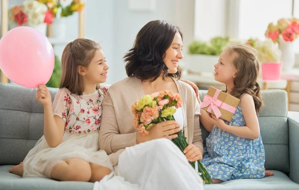 Gelukkige Moederdag Kinderen Feliciteren Mama Moeder Dochters Glimlachend Met Bloemen — Stockfoto