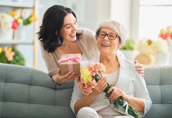 Alles Gute Zum Muttertag Schöne Junge Frau Und Ihre Mutter — Stockfoto