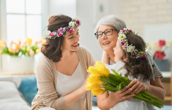 Gelukkige Moederdag Kind Dochter Feliciteert Moeder Oma Geven Bloemen Cadeau — Stockfoto