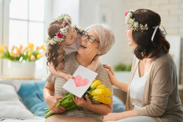 Šťastný Den Matek Dcera Gratuluje Mámě Babičce Jim Dávají Květiny — Stock fotografie