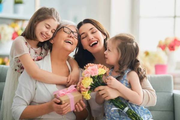 Bonne Fête Des Mères Les Filles Des Enfants Félicitent Maman — Photo