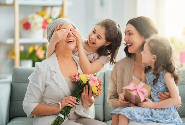 Днем Матері Діти Вітають Маму Бабусю Даруючи Квіти Подарунок Бабуся — стокове фото