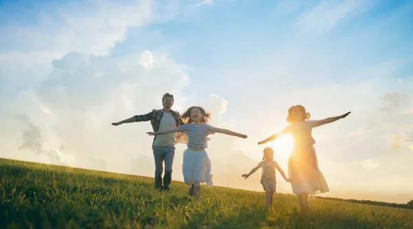 Glückliche Familie Auf Sommerwanderung Mutter Vater Und Töchter Spazieren Park — Stockfoto