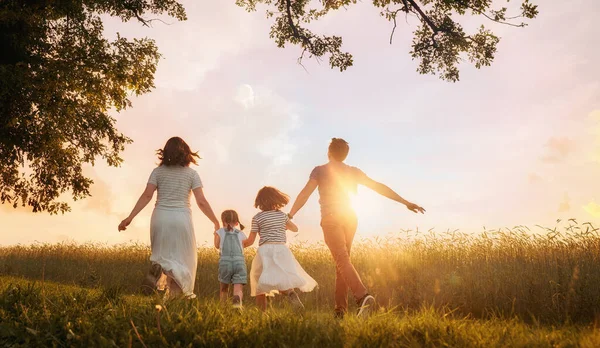 夏の散歩で幸せな家族 父と娘たちは公園を歩き 美しい自然を楽しんでいます — ストック写真