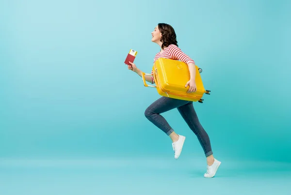 Uma Aventura Uma Mulher Feliz Viajar Jovem Com Mala Fundo — Fotografia de Stock