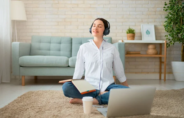 Feliz Mulher Bonita Casual Trabalhando Laptop Casa — Fotografia de Stock