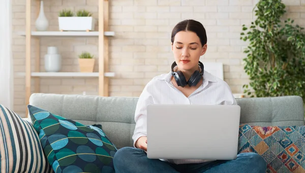 Glücklich Lässige Schöne Frau Die Hause Laptop Arbeitet — Stockfoto