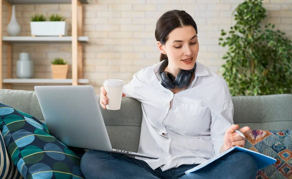 Feliz Mujer Hermosa Casual Trabajando Ordenador Portátil Casa — Foto de Stock