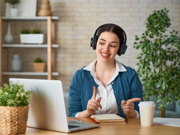 Feliz Mujer Hermosa Casual Trabajando Ordenador Portátil Casa — Foto de Stock