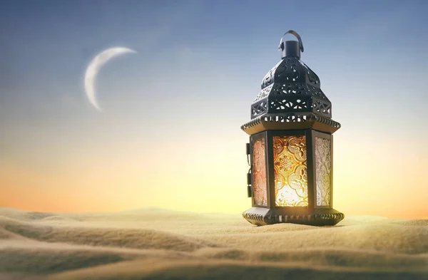 装饰的阿拉伯灯笼 点着的蜡烛在沙滩上闪耀 节日贺卡 穆斯林圣月斋月请柬 — 图库照片
