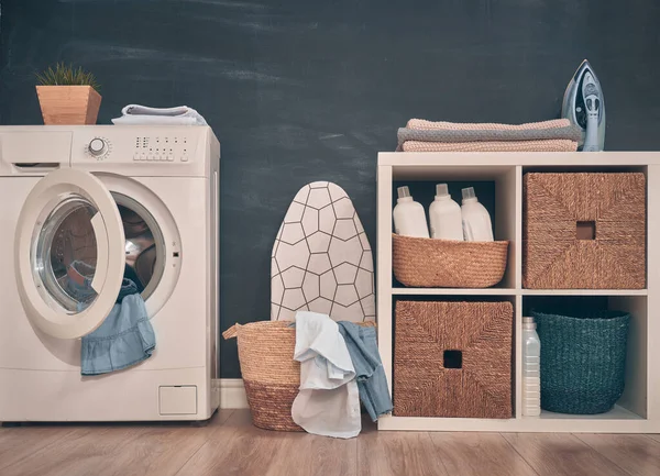 自宅に洗濯機付きの本物の洗濯室のインテリア — ストック写真