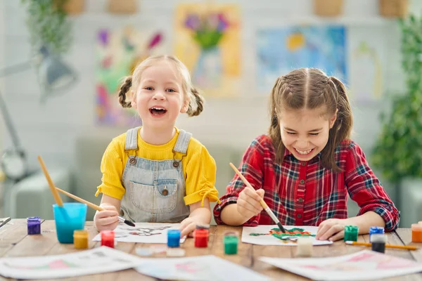 Les Enfants Heureux Peignent Maison Les Filles Font Travail Créatif — Photo