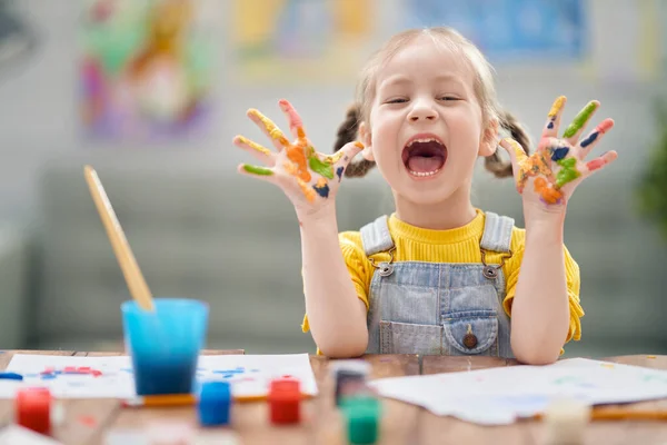 Счастливый Ребенок Рисует Дома Девушка Занимается Творчеством Сидя Столом — стоковое фото