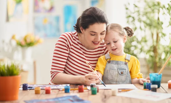 Gelukkige Familie Moeder Dochter Schilderen Samen Volwassen Vrouw Helpen Kind — Stockfoto