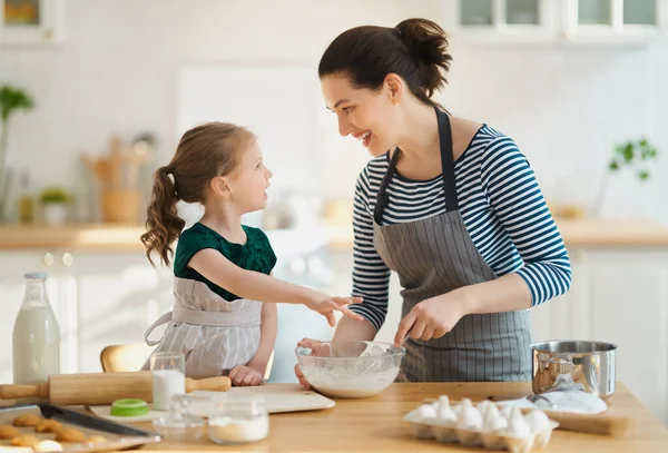 Feliz Familia Amorosa Están Preparando Panadería Juntos Madre Hija Niña — Foto de Stock