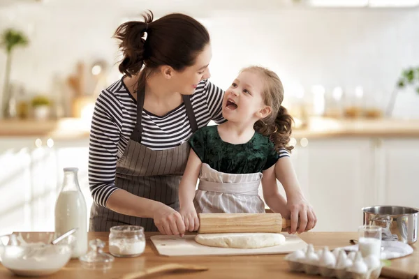 Szczęśliwa Kochająca Się Rodzina Przygotowuje Razem Piekarnię Matka Córka Dziewczynka — Zdjęcie stockowe