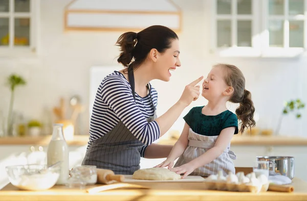 Счастливая Любящая Семья Готовит Пекарню Вместе Мать Дочь Дочь Девочка — стоковое фото