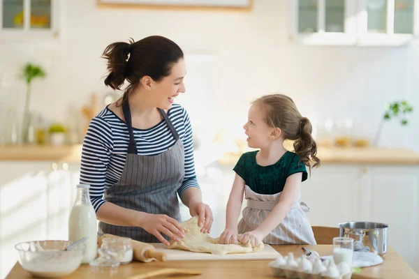 Feliz Familia Amorosa Están Preparando Panadería Juntos Madre Hija Niña — Foto de Stock