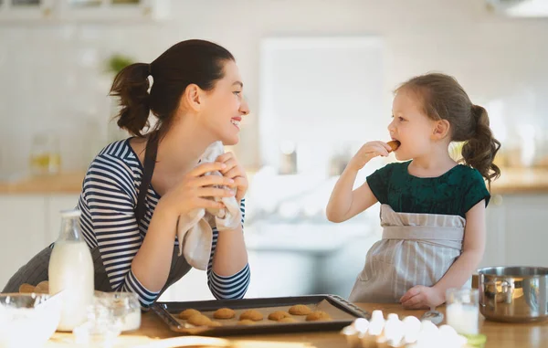 Glad Kärleksfull Familj Förbereder Bageri Tillsammans Mor Och Barn Dotter — Stockfoto