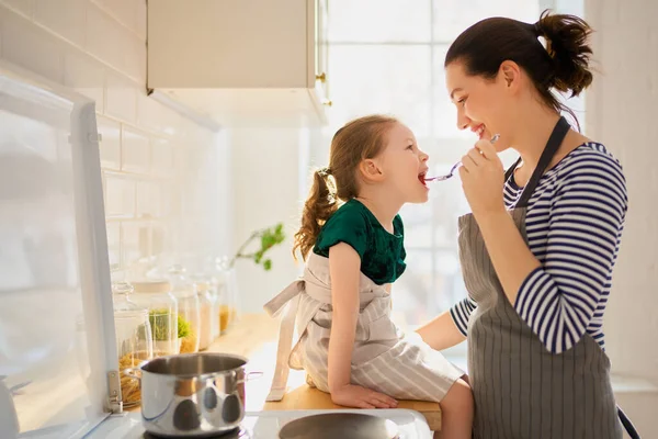 Comida Saludable Casa Familia Feliz Cocina Madre Hija Están Preparando — Foto de Stock