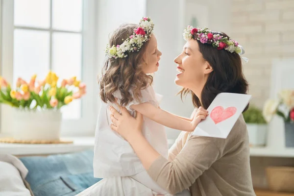 Gelukkige Moederdag Kind Feliciteert Moeder Moeder Dochter Glimlachen Knuffelen Familie — Stockfoto