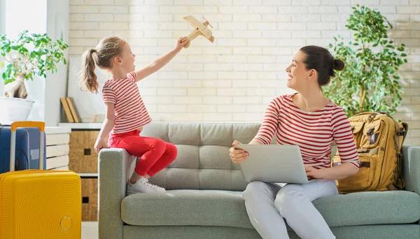 Uma Aventura Família Feliz Preparando Para Viagem Mãe Filha Estão — Fotografia de Stock