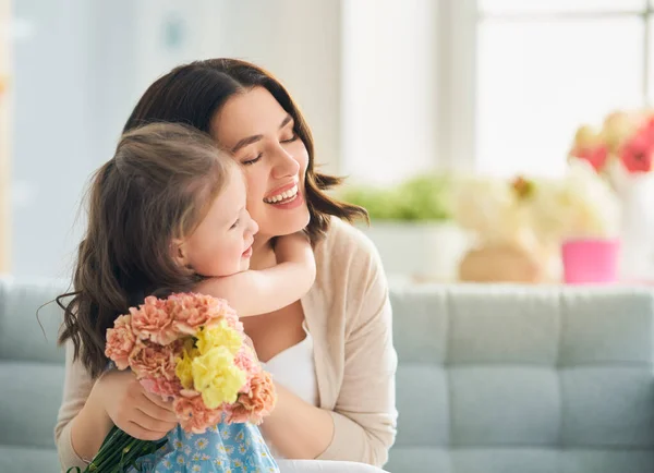 Gelukkige Moederdag Kind Dochter Feliciteert Moeder Geeft Haar Bloemen Mam — Stockfoto